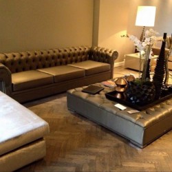 Gecapitonneerde hocker en bank Chesterfield style Gecapitonneerde hocker en bank Chesterfield style