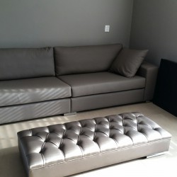 Gecapitonneerde hocker met chrome poten Gecapitonneerde hocker met chrome poten