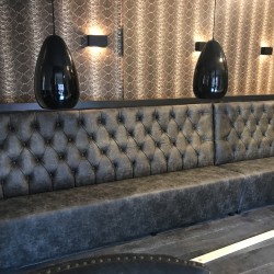 Gecapitonneerde wandbank op maat in lederlook stof Gecapitonneerde wandbank op maat in lederlook stof