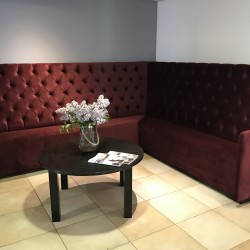 Hoekeetkamerbank op maat in velours stof en met oren en capitons Hoekeetkamerbank op maat in velours stof en met oren en capitons