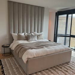 Hoofdbord-verticale-banan-tot-plafond