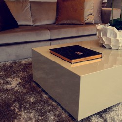 Hoogglans salontafel met karpet op maat en luxe schelpvaas Hoogglans salontafel met karpet op maat en luxe schelpvaas