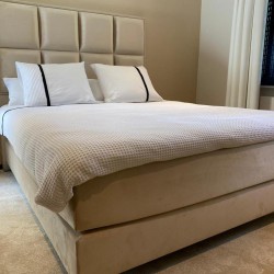 Bed op maat in luxe stoffenb