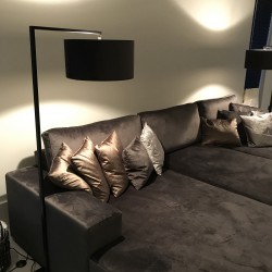 Ligbank op maat in velours stof met lampenkap in velours Ligbank op maat in velours stof met lampenkap in velours