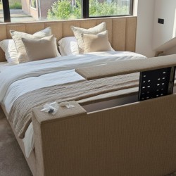 Luxe bed op maat met TV-lift