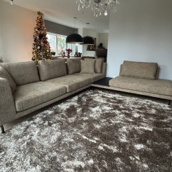 Luxe hoekbank op maat met plank op frame verwerkt design stof en look