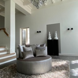 Luxe ronde fauteuil en luxe vloerkleed op maat Luxe ronde fauteuil en luxe vloerkleed op maat