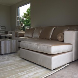 Maatwerk longchair bank op basis van luxe velours stof en design salontafel Maatwerk longchair bank op basis van luxe velours stof en design salontafel