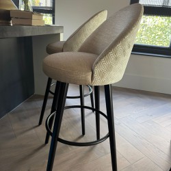 Moderne barstoel op maat in luxe stof