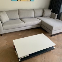 Moderne-loungebank-met-stalen-poten Moderne-loungebank-met-stalen-poten