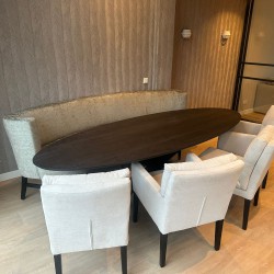 Moderne ovale eetkamerbank met armleuningen