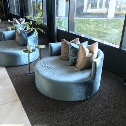 Moderne ronde fauteuil op maat in velours stof Moderne ronde fauteuil op maat in velours stof
