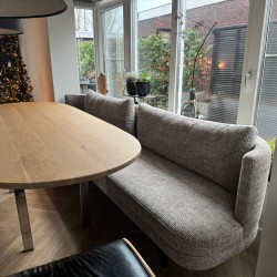 Moderne wandbank met losse rugkussens op maat in luxe uitvoering