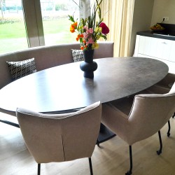 Ovale-eetkamerbank-met-ovale-tafel Ovale-eetkamerbank-met-ovale-tafel