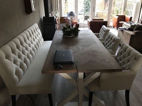 Eetkamerstoelen in skai stof met eetkamerbank op maat met capitons Eetkamerstoelen in skai stof met eetkamerbank op maat met capitons