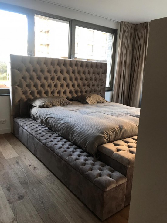 Gecapitonneerd bed en hoofdbord maatwerk in moderne en luxe stijl Gecapitonneerd bed en hoofdbord maatwerk in moderne en luxe stijl