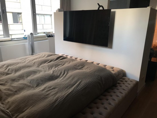 Gecapitonneerd bed op maat in luxe stof met hoofdbord op maat Gecapitonneerd bed op maat in luxe stof met hoofdbord op maat