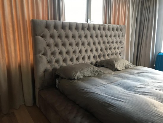 Gecapitonneerd hoofdbord op maat met bed op maat in capitons Gecapitonneerd hoofdbord op maat met bed op maat in capitons