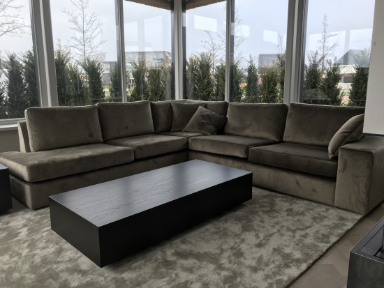 Hoekbank in velours stof met luxe salontafel op maat Hoekbank in velours stof met luxe salontafel op maat