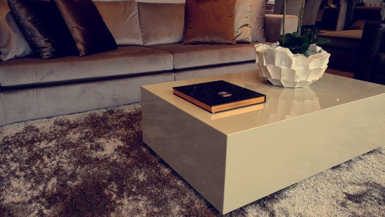 Hoogglans salontafel met karpet op maat en luxe schelpvaas