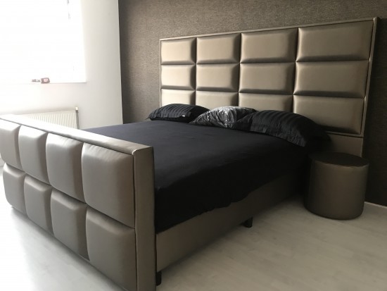 Luxe bed op maat met vlakken op voetenbord en hoofdbord Luxe bed op maat met vlakken op voetenbord en hoofdbord