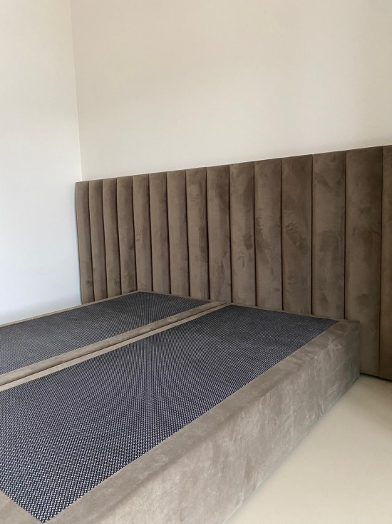 Luxe hoofdbord en bed op maat in velours stof Luxe hoofdbord en bed op maat in velours stof