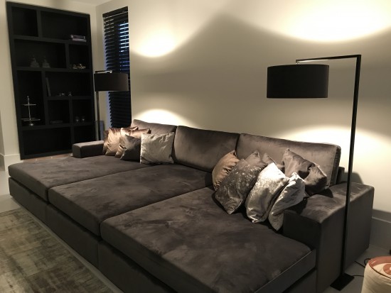 Luxe ligbank op maat in velours met lampen op maat Luxe ligbank op maat in velours met lampen op maat