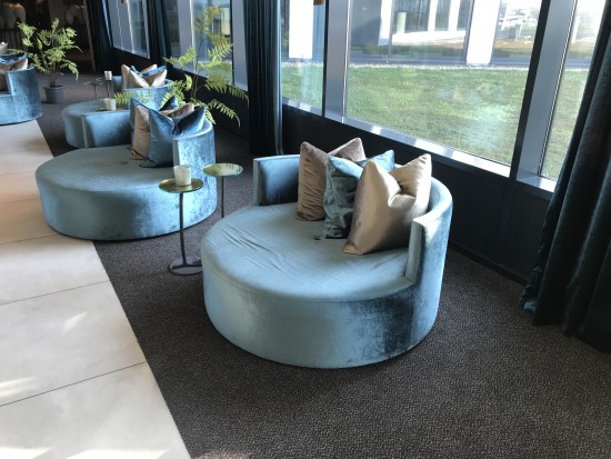 Luxe ronde fauteuil op maat in velvet stof Luxe ronde fauteuil op maat in velvet stof