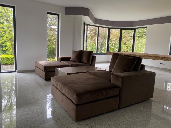 Luxe velours ligbank op maat met luxe hoogglans salontafel Luxe velours ligbank op maat met luxe hoogglans salontafel