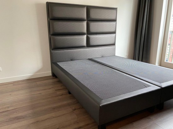 Maatwerk hoofdbord in luxe stof en bed op maat Maatwerk hoofdbord in luxe stof en bed op maat