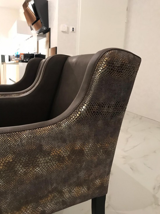 Moderne stoelen in exclusieve slangen stof