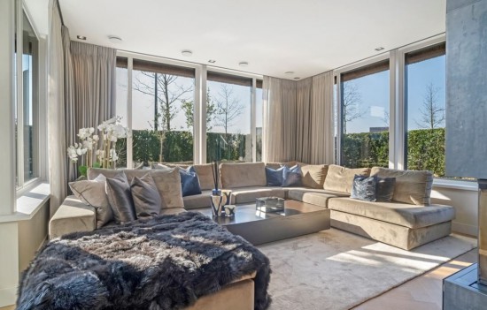 Velours hoekbank met luxe plaid Velours hoekbank met luxe plaid