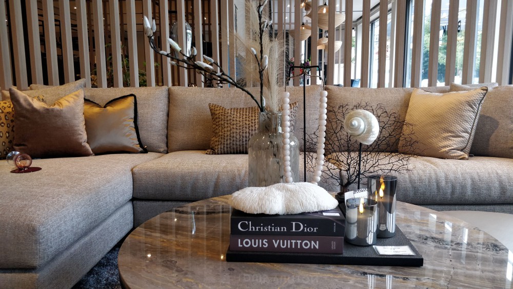 Luxe bank met stalen onderstel Luxe bank met stalen onderstel