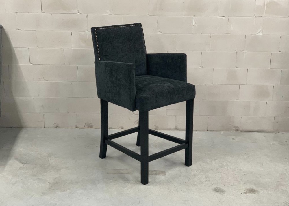 Barstoel met siernagels en leuning Barstoel met siernagels en leuning