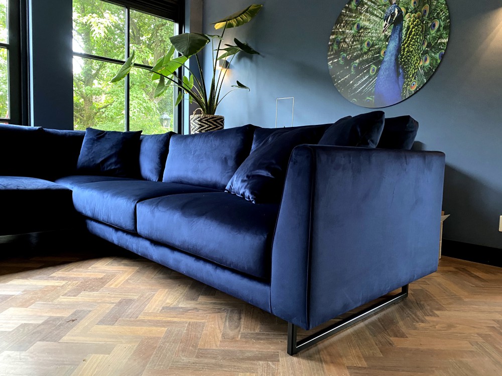 Luxe hoekbank met stalen onderstel Luxe hoekbank met stalen onderstel