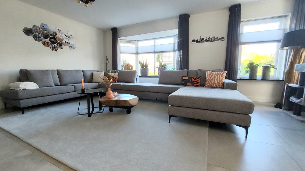 Luxe hoekbank met stalen onderstel Luxe hoekbank met stalen onderstel