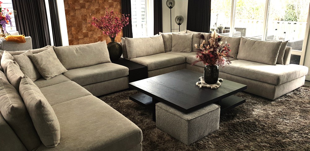 Hoekbank met tafel ertussen Hoekbank met tafel ertussen