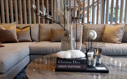 Luxe bank met stalen onderstel Luxe bank met stalen onderstel