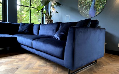 Luxe hoekbank met stalen onderstel Luxe hoekbank met stalen onderstel