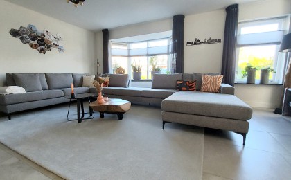 Luxe hoekbank met stalen onderstel