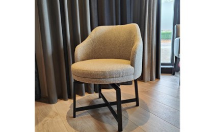 Eetkamerfauteuil met leuning Eetkamerfauteuil met leuning