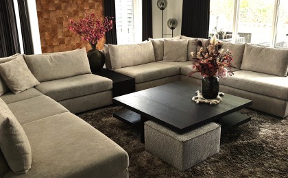 Hoekbank met tafel ertussen Hoekbank met tafel ertussen
